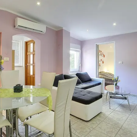 Holiday House Dani בית נופש *